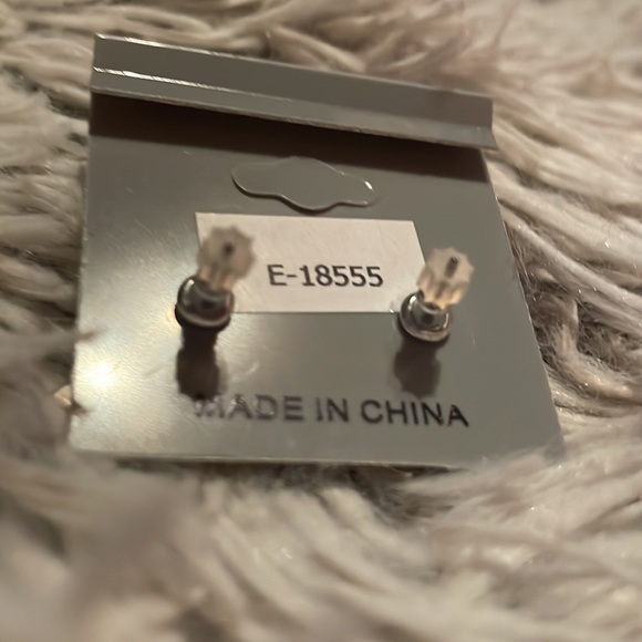 🆕 Eiffel Tower Crystal-Cut Sterling Silver Earrings - Picture 2 of 2